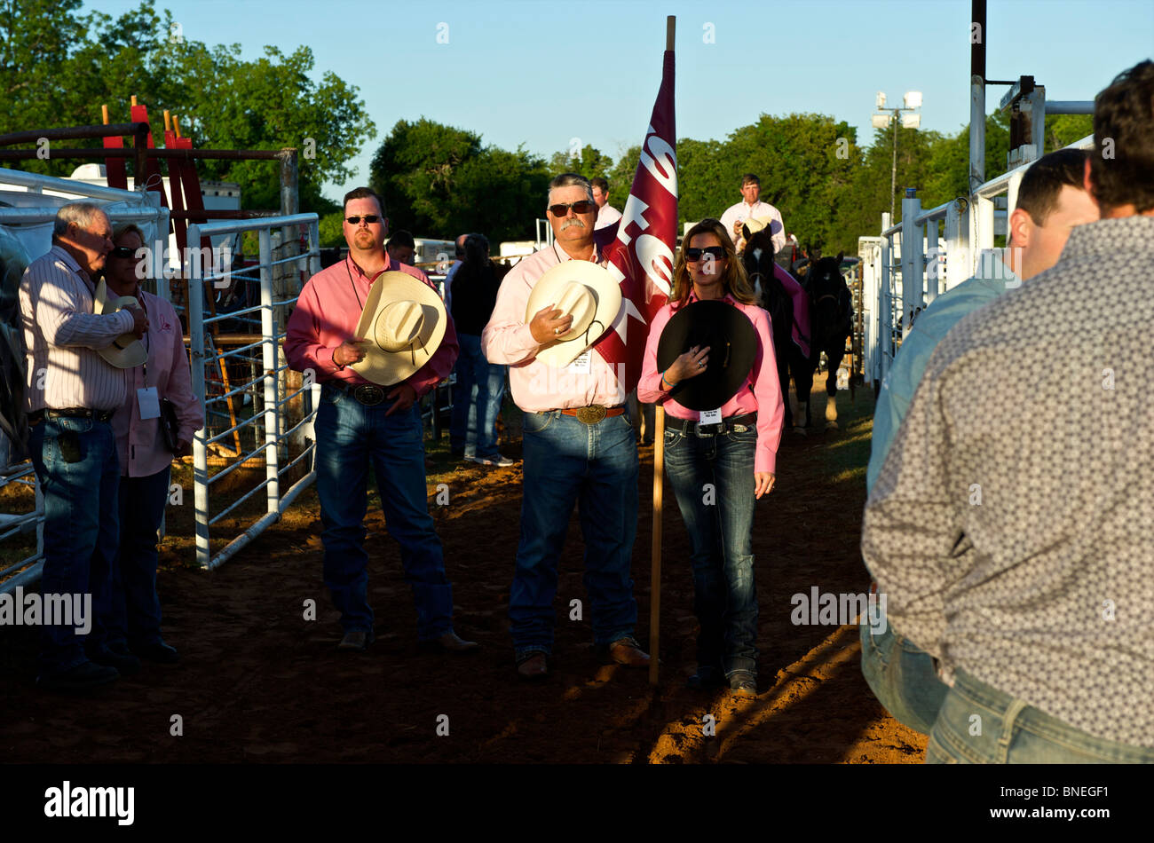 Membres de PRCA Rodeo en chantant leur hymne national à Petite-ville, Bridgeport, Texas, États-Unis Banque D'Images