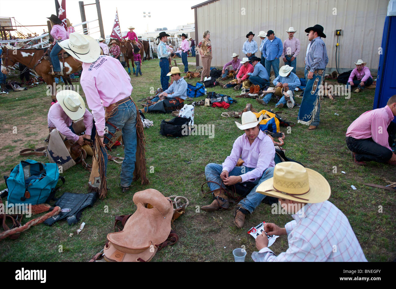 Les membres de l'érythroblastopénie Cowboy backstage rodeo en attente pour l'événement de Bridgeport, Connecticut, USA Banque D'Images