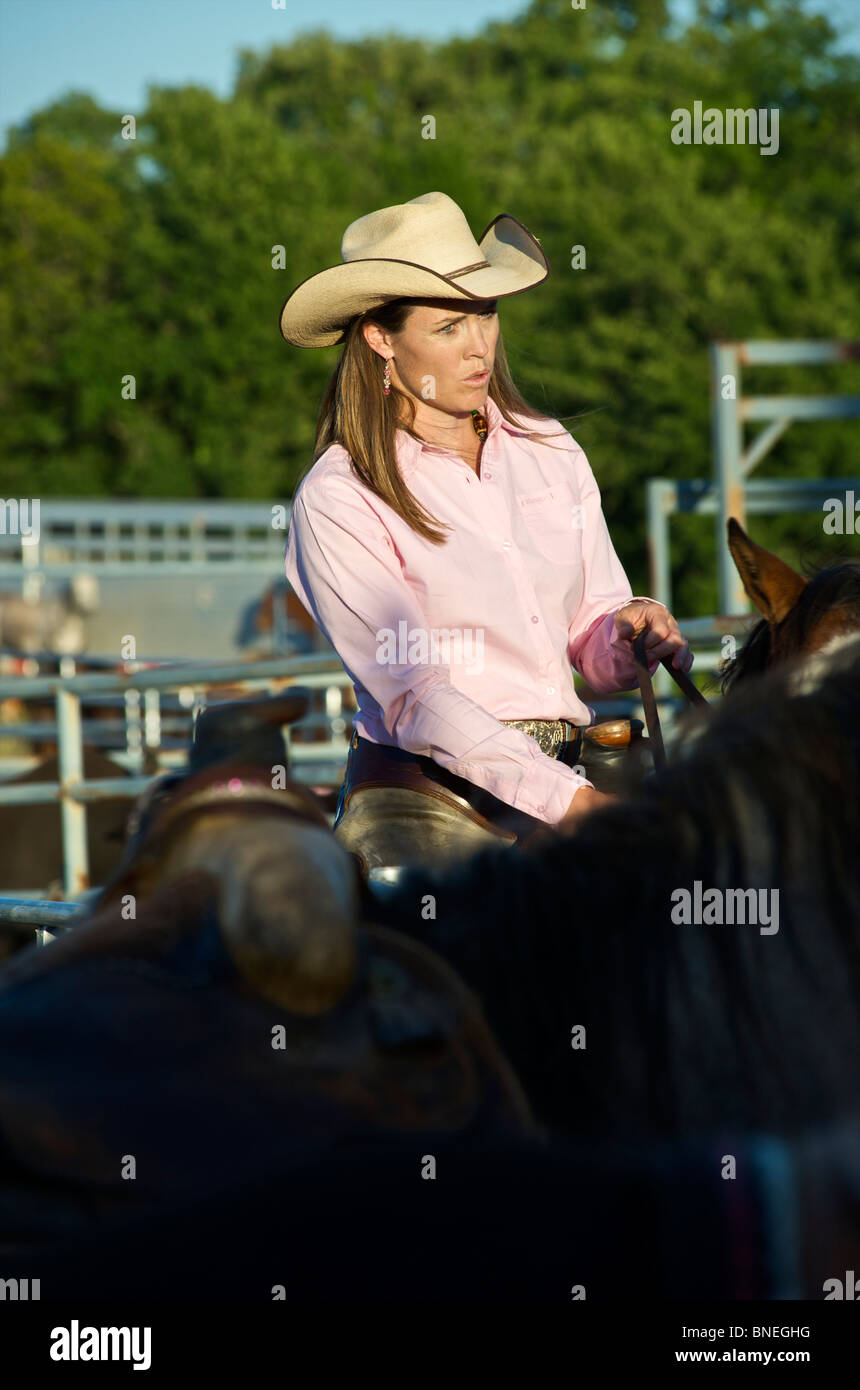 Cowgirl cheval fatigué après PRCA Rodeo cas de Bridgeport, Connecticut, USA Banque D'Images