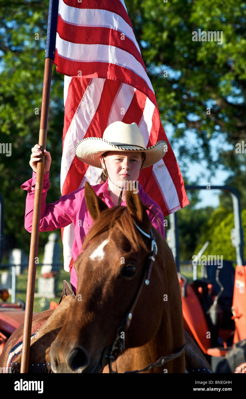 Cowgirl en agitant drapeau américain à l'érythroblastopénie événement rodéo au Texas, USA Banque D'Images