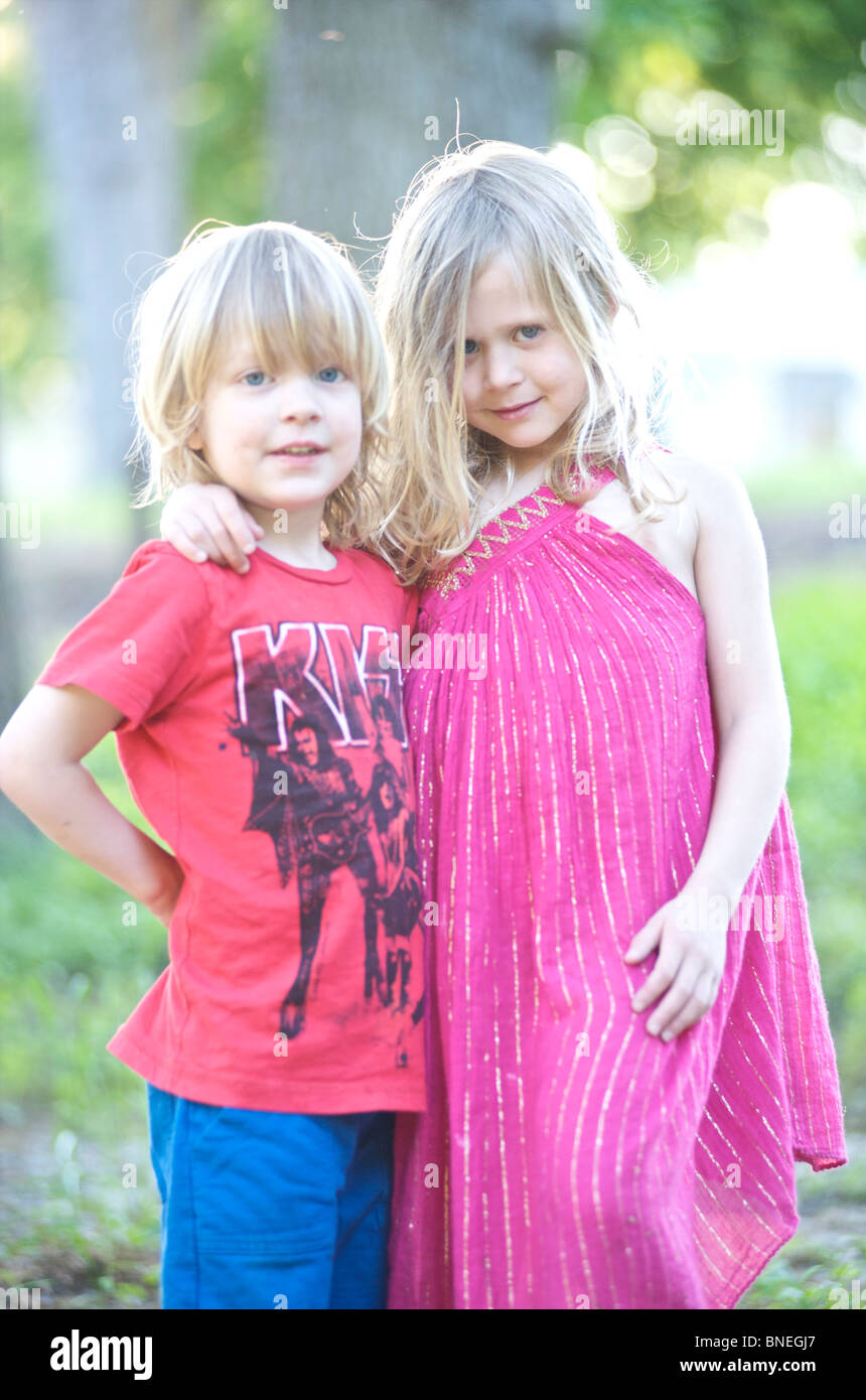 Portrait de Soeur et frère plus jeune dans le Texas, USA Banque D'Images
