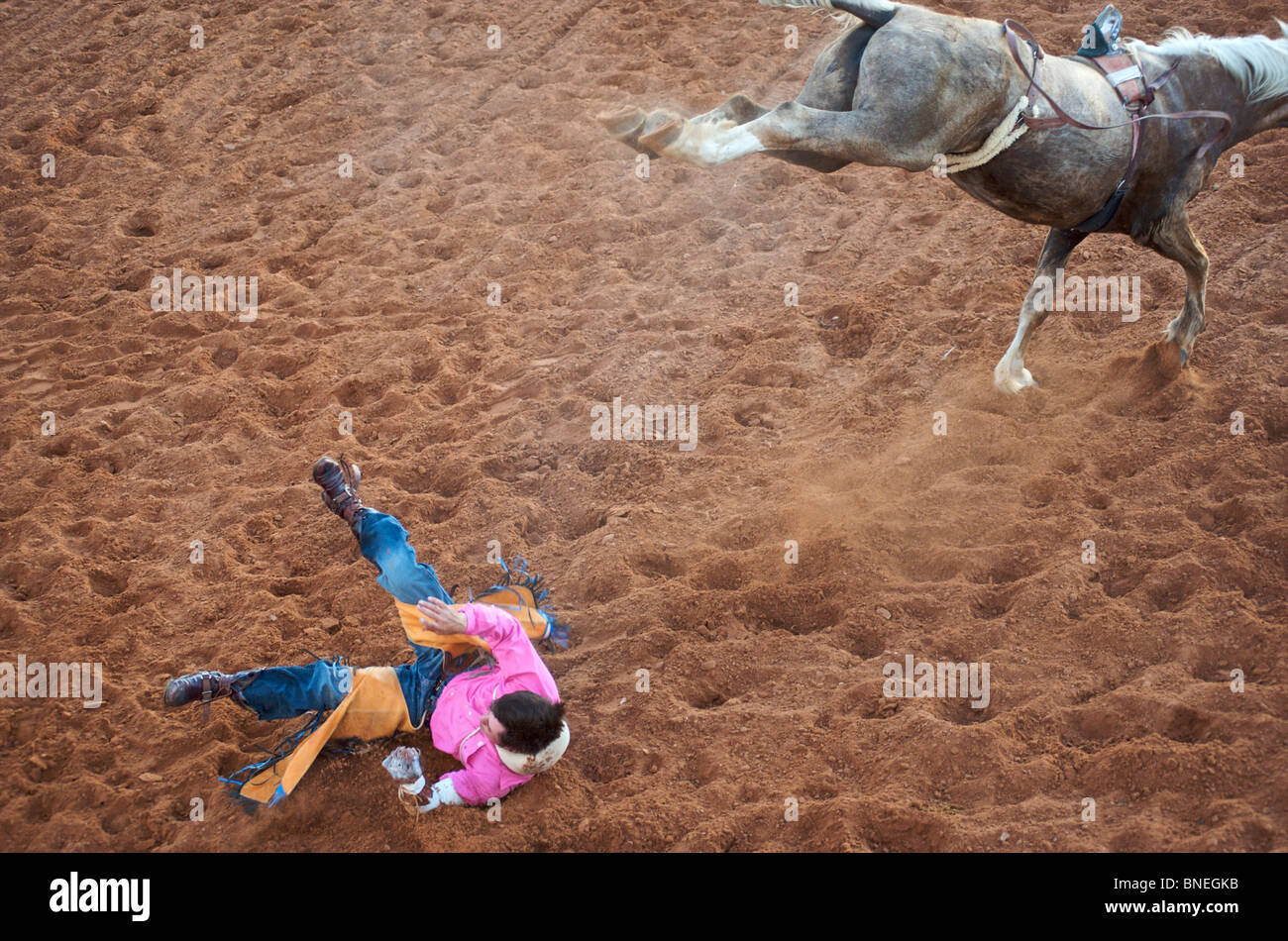 Rodeo Cowboy membre de l'érythroblastopénie tombé de l'arrière de l'horseIn Smalltown Bridgeport Texas, États-Unis Banque D'Images