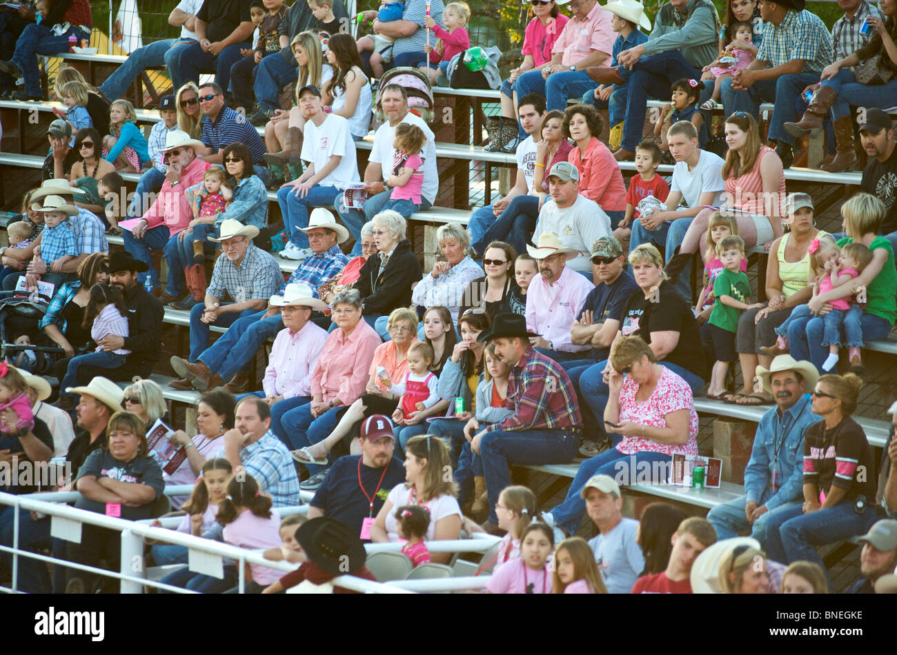Rodeo fans réunis pour appuyer et regarder des événements survenus dans le Texas, USA Banque D'Images