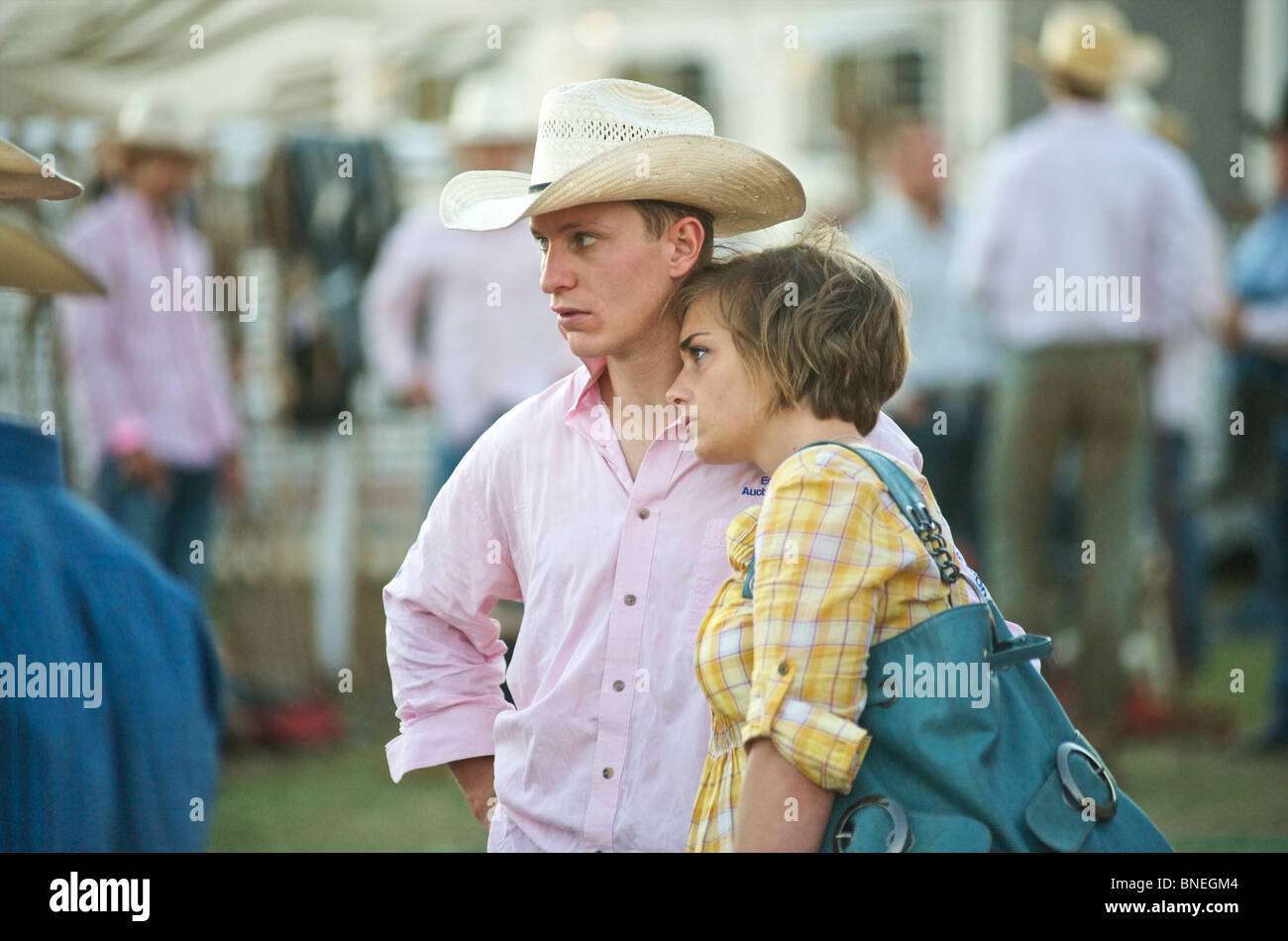 Cowboy avec son épouse à l'érythroblastopénie backstage rodeo cas de Bridgeport, Connecticut, USA Banque D'Images
