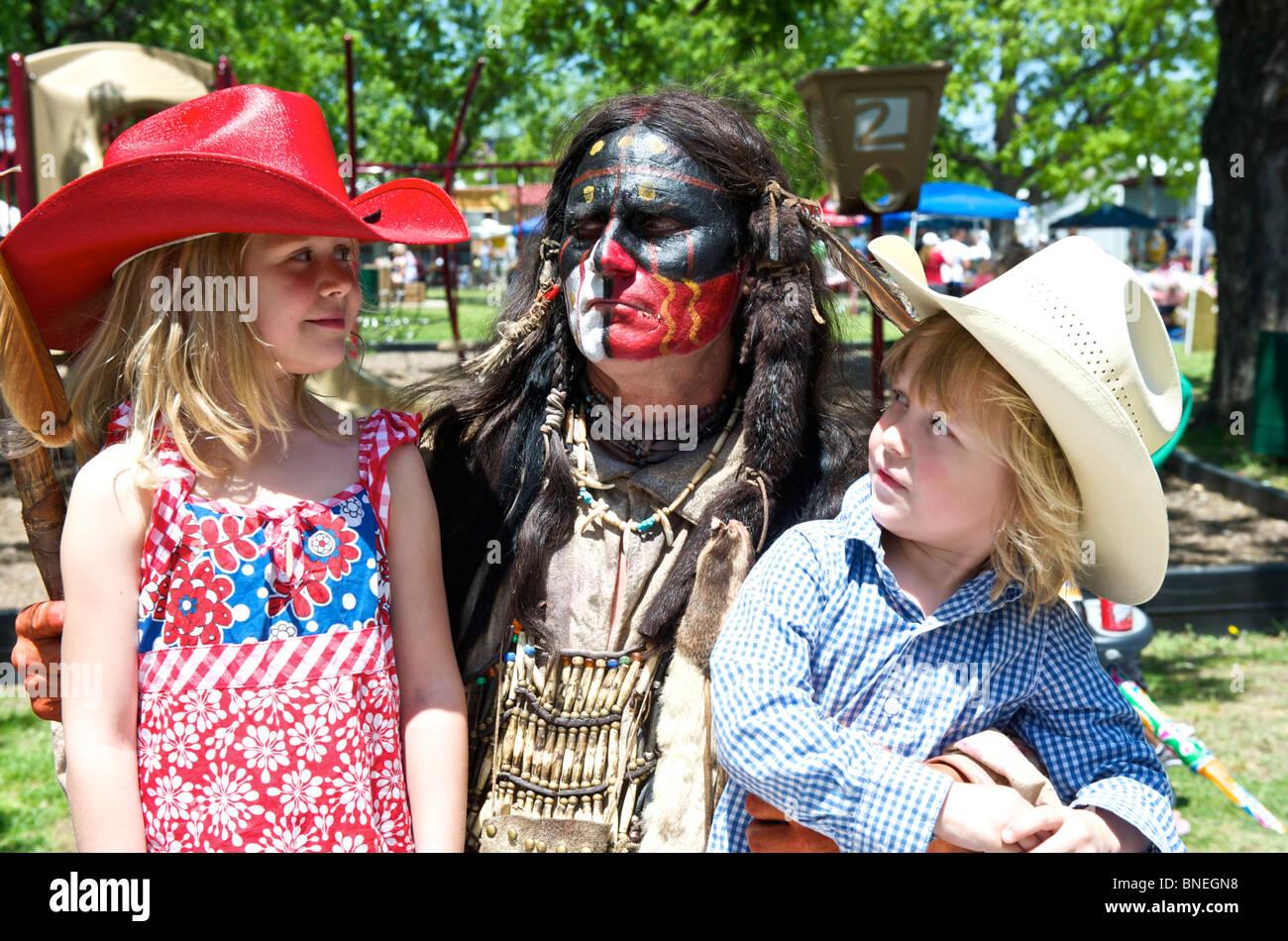 Native American acteur avec deux enfants à la petite ville juste Bridgeport, Texas, États-Unis Banque D'Images