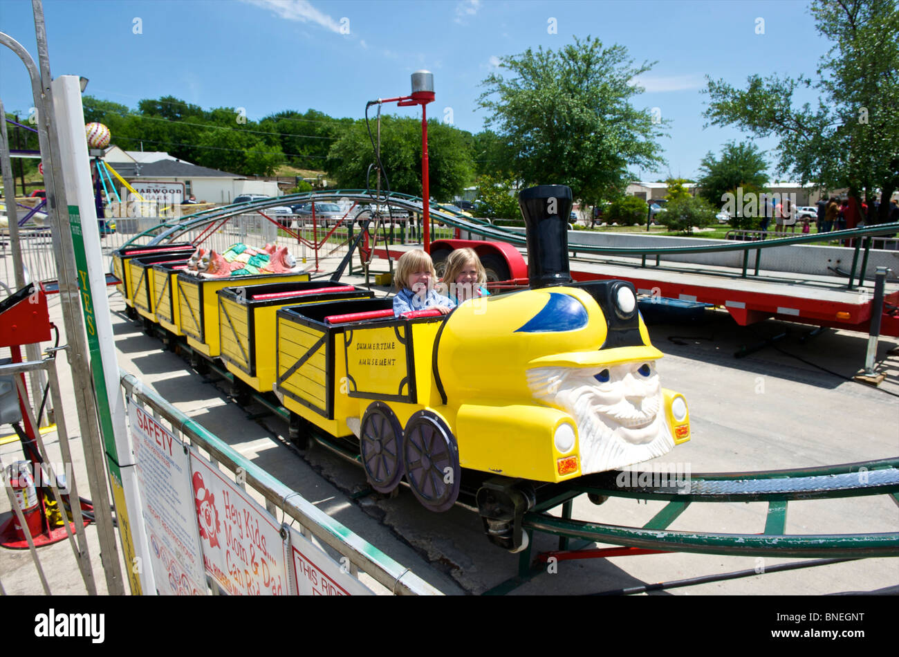 Les enfants s'amusant dans une petite ville de fête foraine dans le Texas, USA Banque D'Images