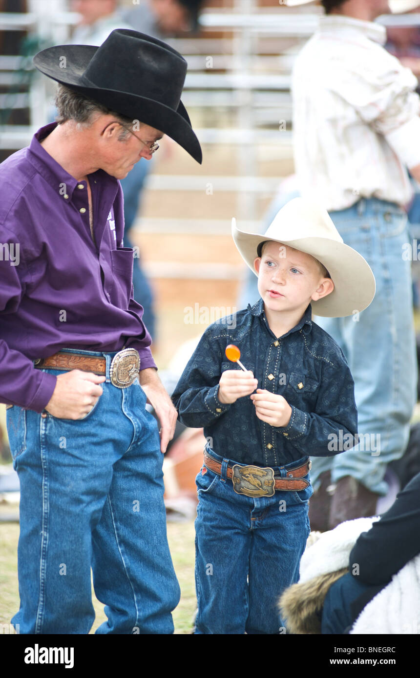 Père et fils la visite d'une petite ville de PRCA Rodeo Bridgeport, Texas, États-Unis Banque D'Images