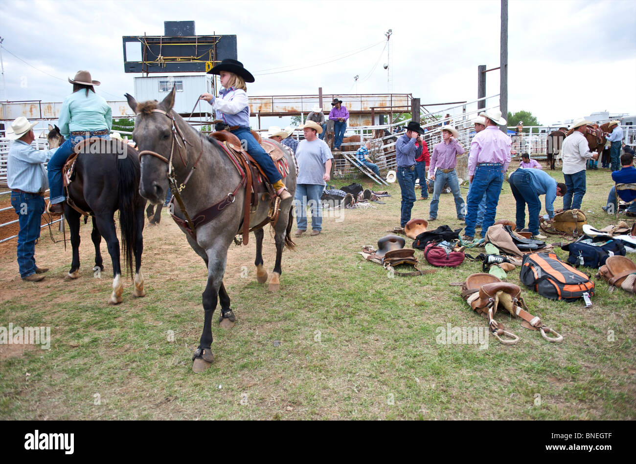 Cowgirl cheval de coulisses à l'érythroblastopénie événement rodéo à Petite-ville Bridgeport, Texas, États-Unis Banque D'Images