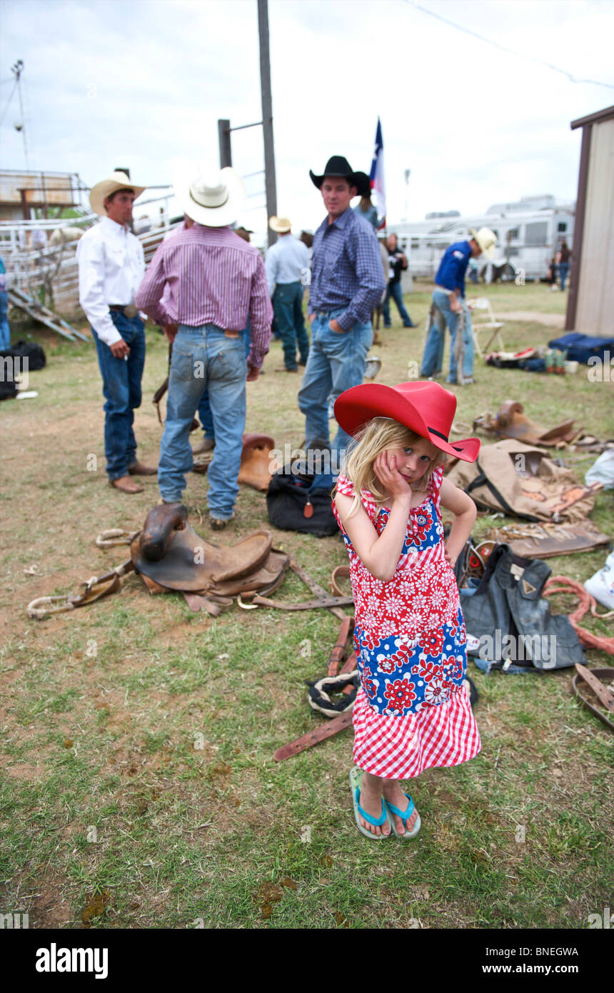Six jeunes qui se présentent comme des cowboys cowgirl année de PRCA Rodeo debout dans les coulisses de Petite-ville, Bridgeport, États-Unis Banque D'Images