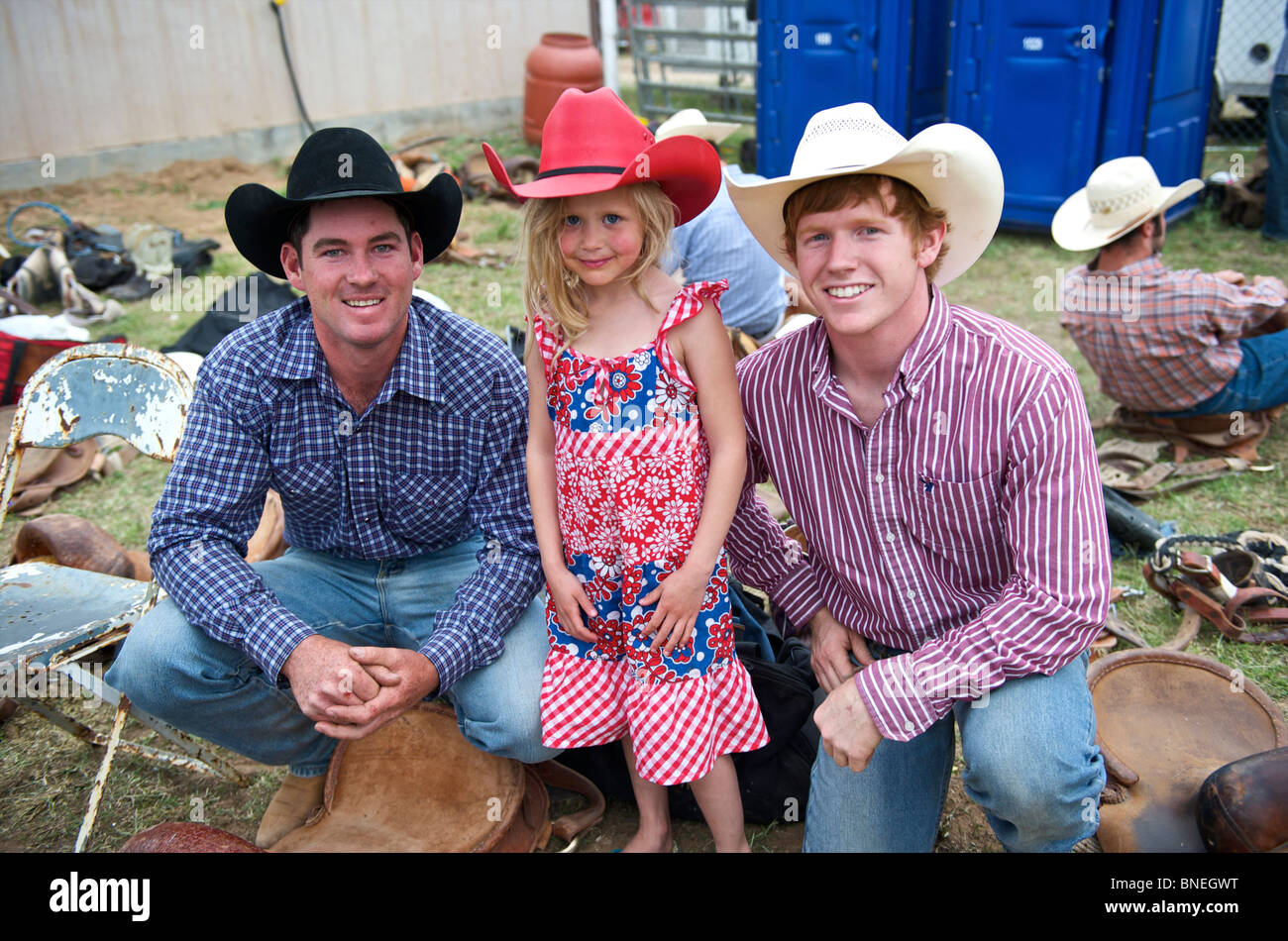 Six jeunes année cowgirl posant avec un membre de l'érythroblastopénie Rodeo Cowboys à Petite-ville, Bridgeport, Texas, États-Unis Banque D'Images