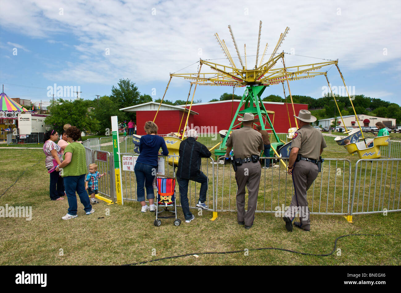 Les agents de police lors d'une fête foraine de petite ville Bridgeport, Texas, États-Unis Banque D'Images