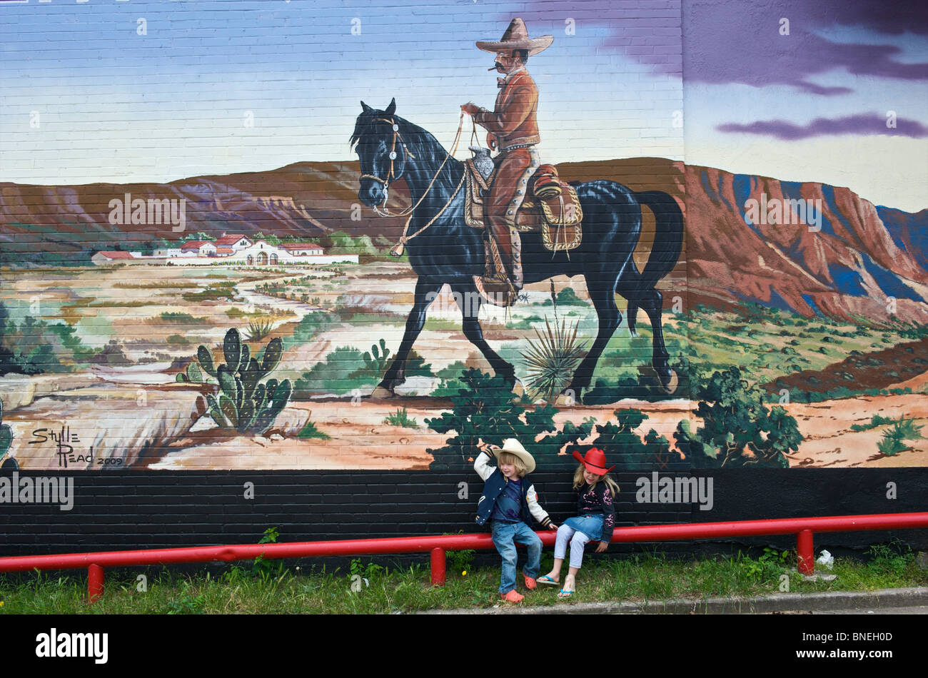 Les enfants en face d'une peinture murale dans le bestiaux, Fort Worth, Texas, États-Unis Banque D'Images