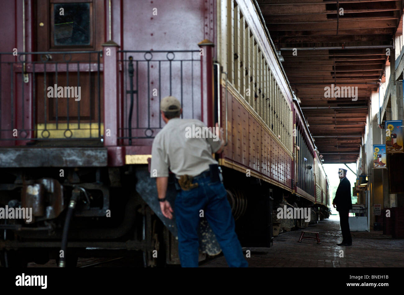 Vintage train touristique quitte la station en bestiaux, Fort Worth, Texas, États-Unis Banque D'Images