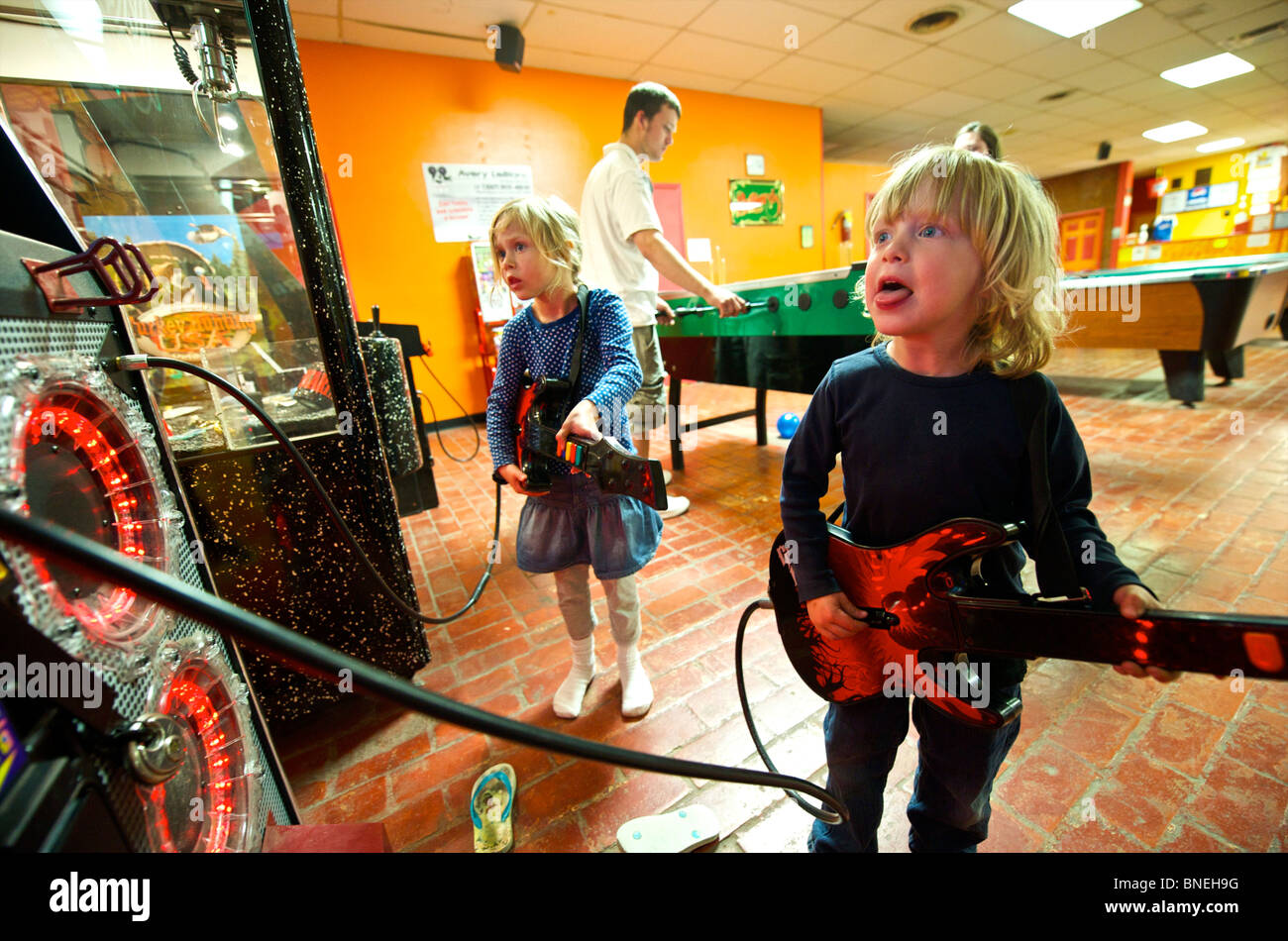 Deux enfants jouant de la guitare sur la machine de jeu Texas, États-Unis Banque D'Images