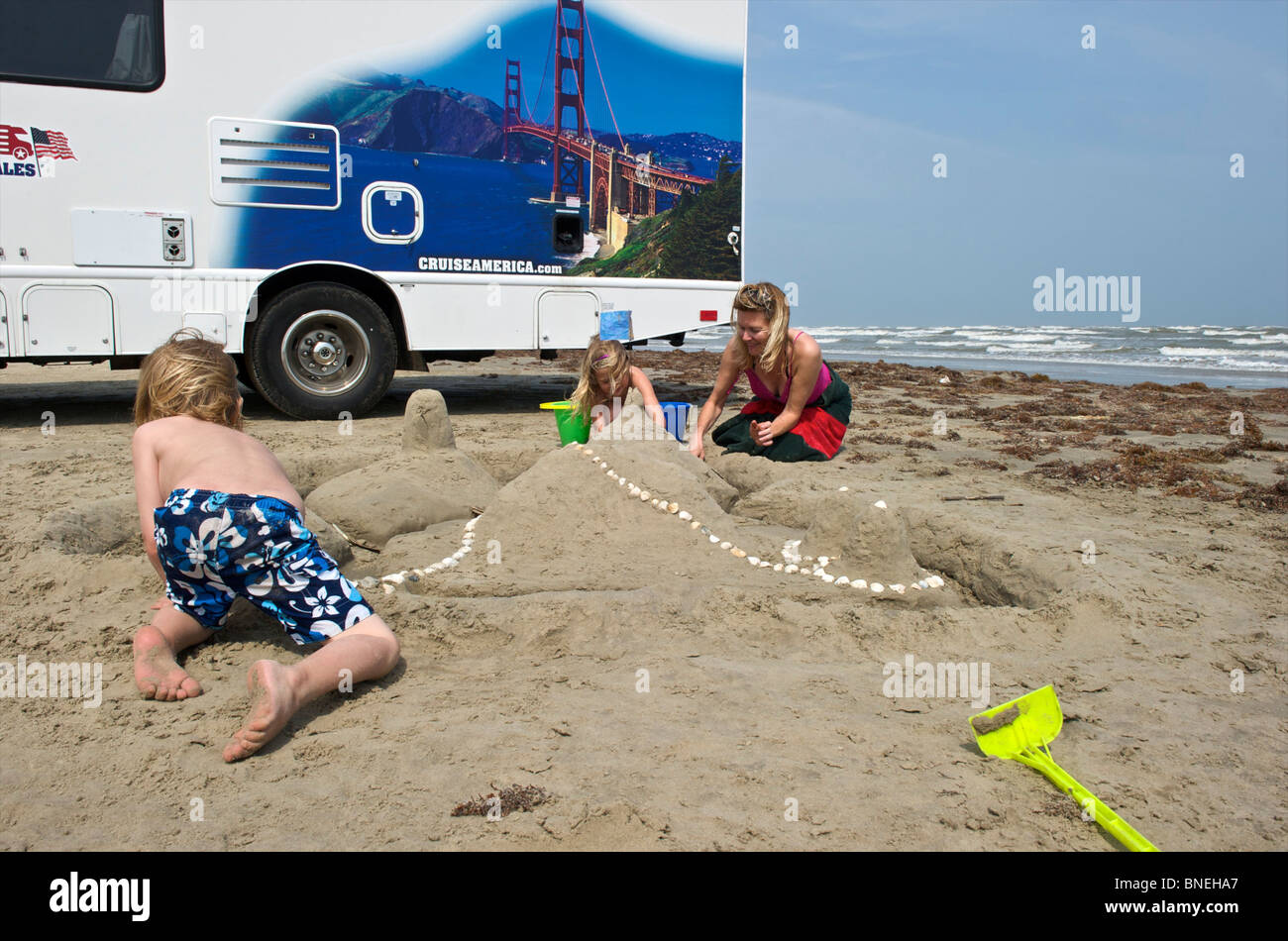 Famille avec location de camping-car camping et RV sur la plage de Galveston, Texas, États-Unis Banque D'Images