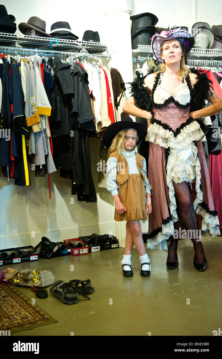 Famille touristiques posant dans des vêtements de style occidental à Wildwest pour shoot photo de Galveston, États-Unis Banque D'Images