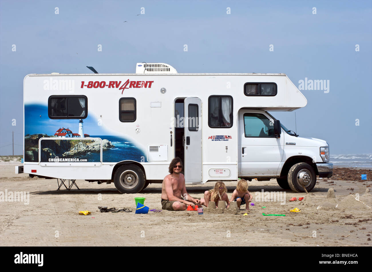 Famille avec une location de camping-campervan RV sur une plage, Galveston Texas, USA Banque D'Images