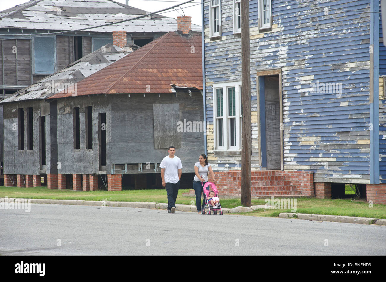 Jeune famille prenant à pied dans quartier pauvre de Galveston, Texas, États-Unis Banque D'Images