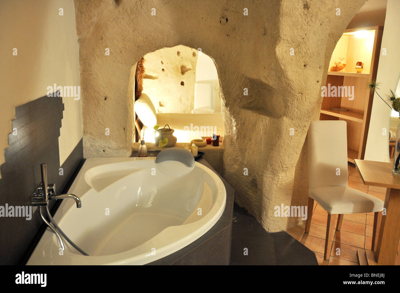 Sant'Angelo Hotel salle de bains nouvellement restauré dans l'ancien habitat troglodytique Sassi Matera Basilicate Banque D'Images