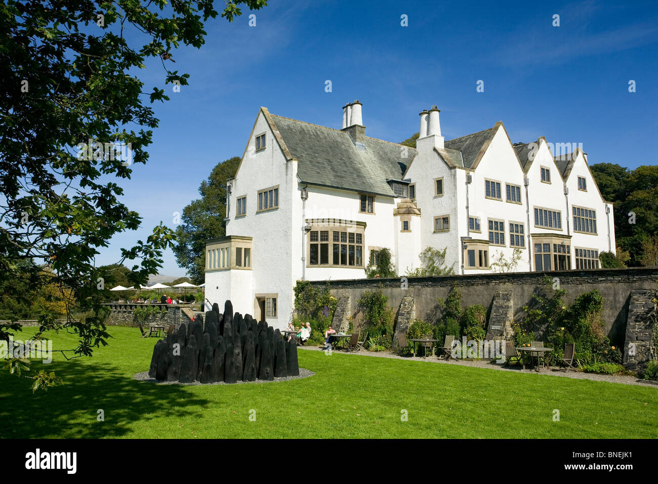 Blackwell House et David Nash's Black Dome Banque D'Images