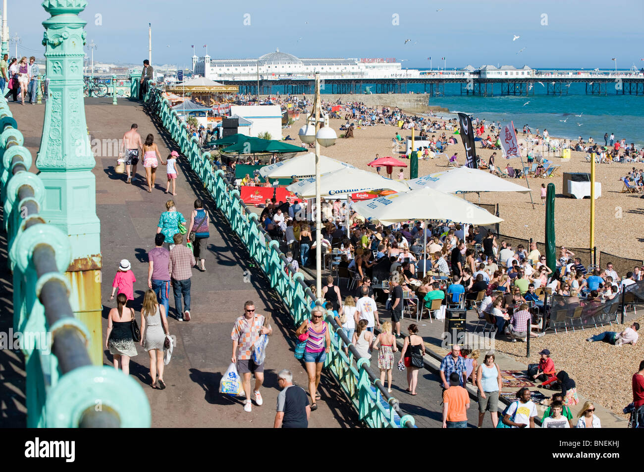 Front de Mer et plage de galets bondés, Brighton, East Sussex, Royaume-Uni Banque D'Images