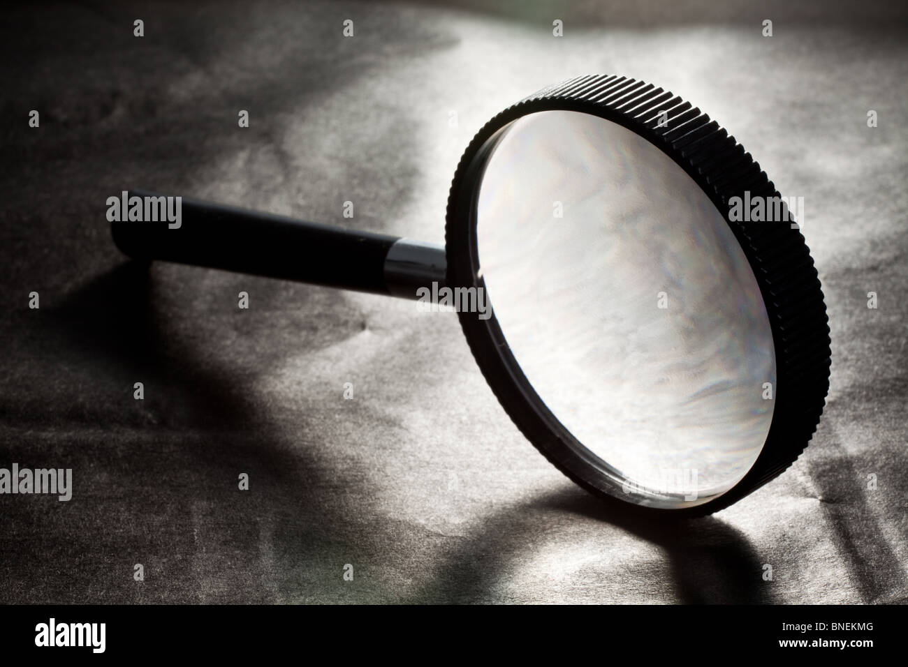 Loupe sur fond noir Banque D'Images