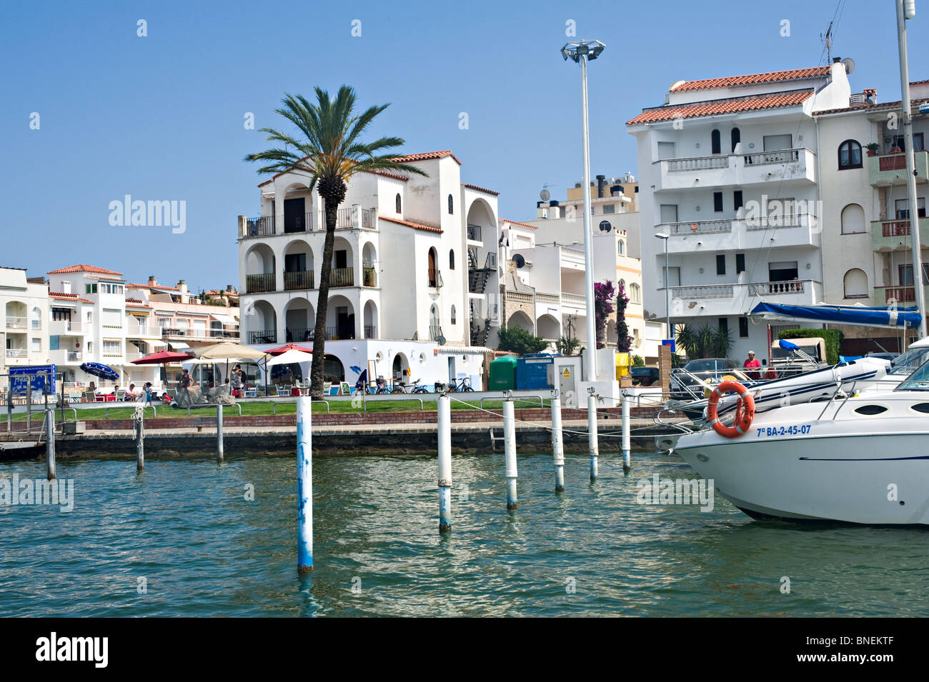 Villas avec quais sur le réseau de canaux à Empuriabrava Maison de ville Costa Brava Catalogne Espagne Espana Banque D'Images