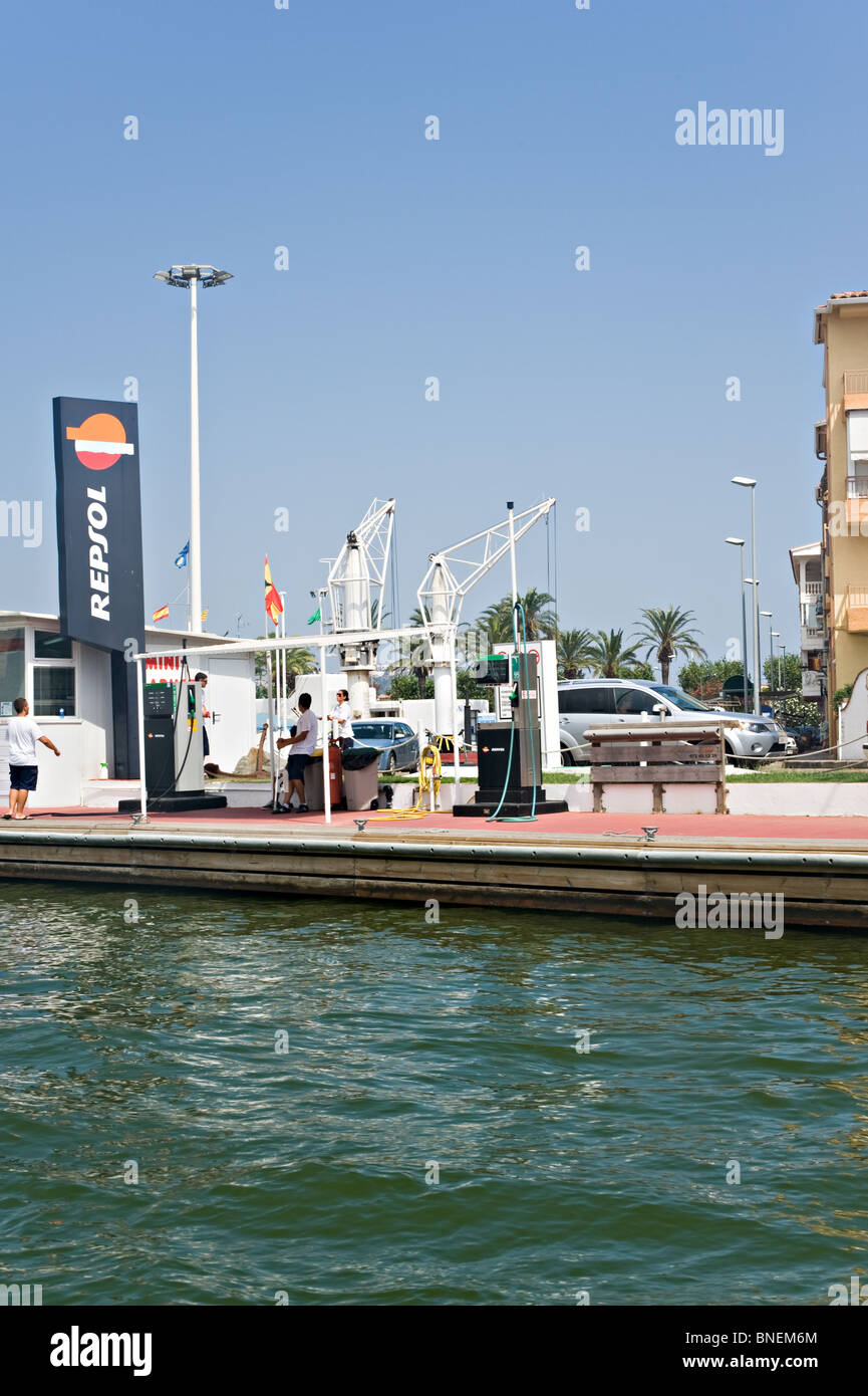 Pompes à carburant essence et Diesel au poste de ravitaillement de bateau sur canal réseau à Empuriabrava Costa Brava Catalogne Espagne Espana Banque D'Images