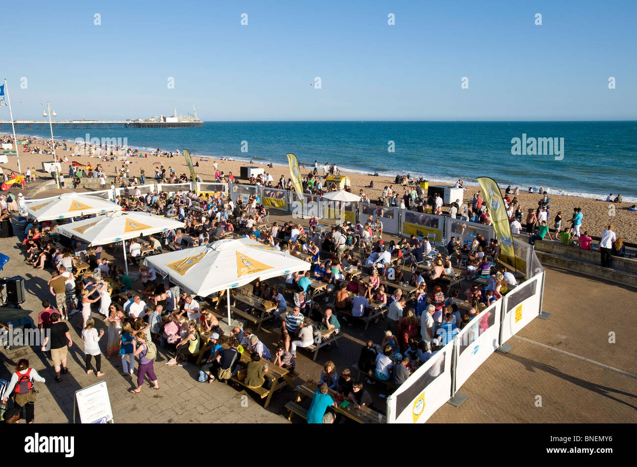 Bars bondés et plage sur chaude journée d'été, Brighton, East Sussex, Royaume-Uni Banque D'Images