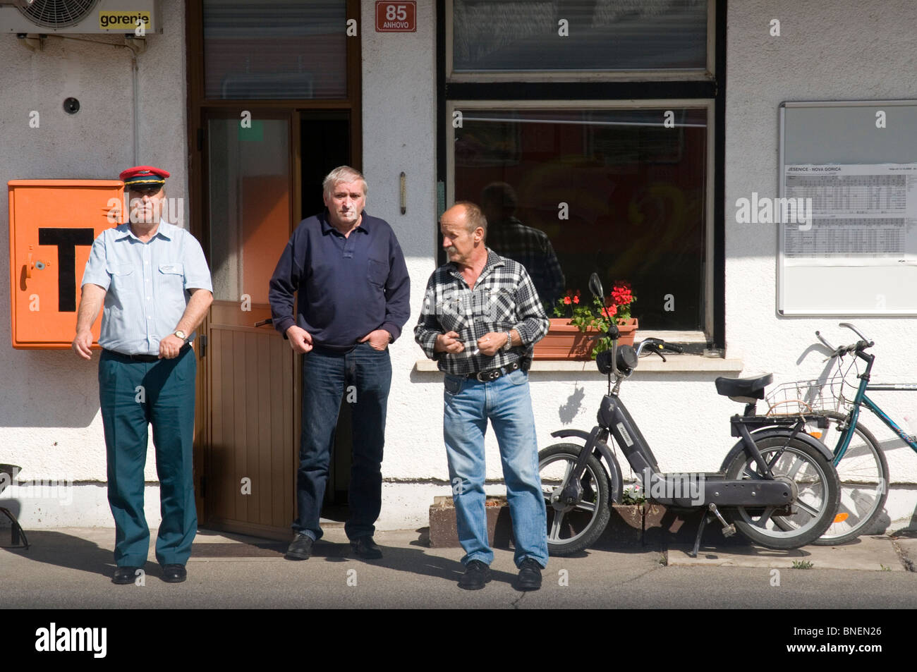 Chef de gare rurale et les amis, la Slovénie, l'Europe centrale Banque D'Images