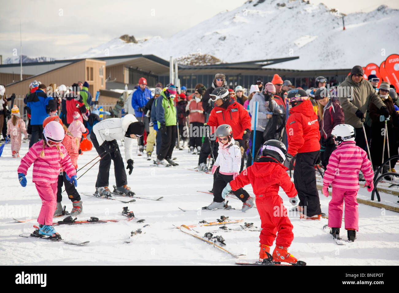 Les enfants apprennent à skier à la station de ski Coronet Peak à Queenstown, en Nouvelle-Zélande Banque D'Images