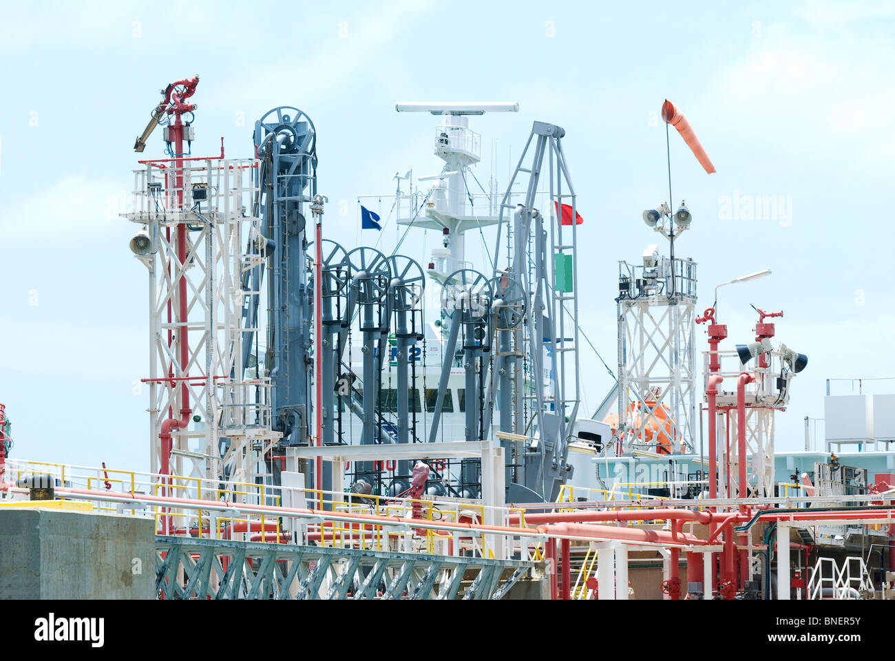 Photo détaillée d'oil terminal à port industriel. Banque D'Images