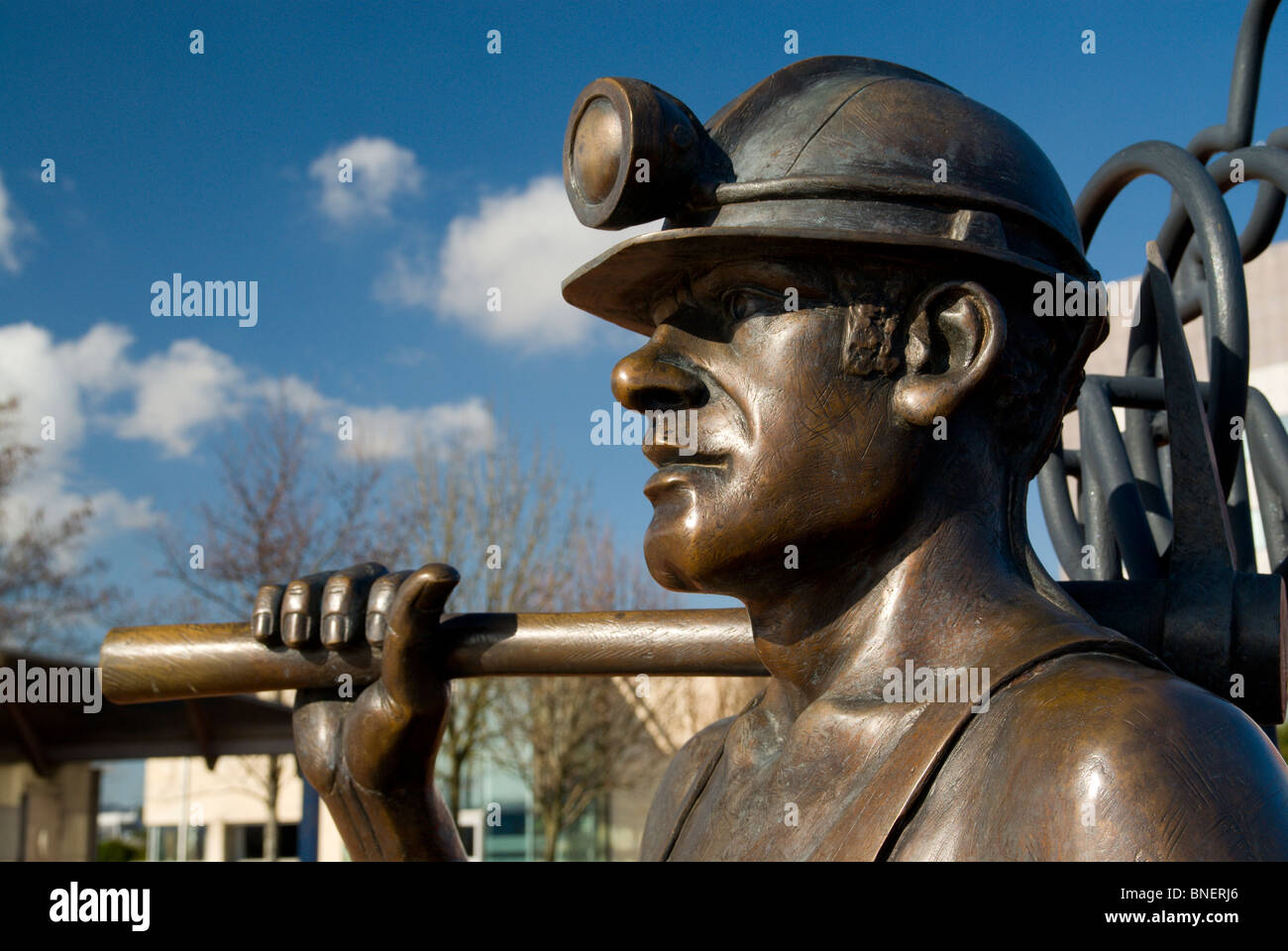 "Depuis la fosse à port' par John Clinch et Jon Buck statue de bronze et lightship 2000 Bassin Roath, la baie de Cardiff, Pays de Galles, Royaume-Uni. Banque D'Images