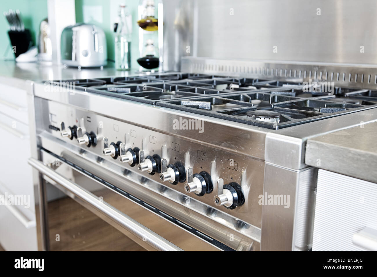 Gros plan sur une cuisinière dans la cuisine moderne et colorée Photo Stock  - Alamy