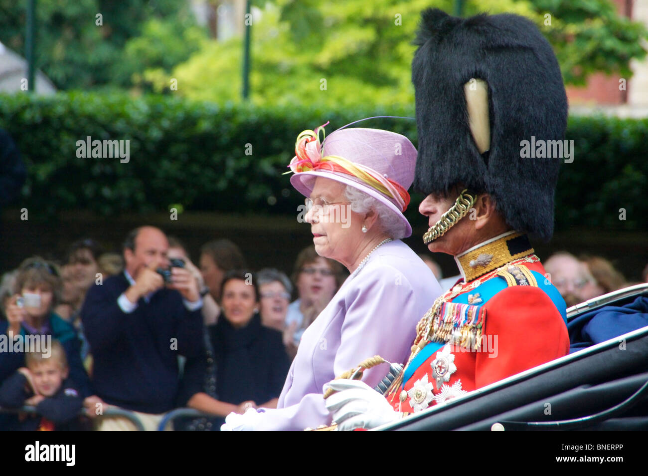 Son Altesse Royale la Reine Elizabeth II et Son Altesse Royale le duc d'Édimbourg, dans leur transport sur le Mall au cours de la parade la couleur 2010 London UK Banque D'Images