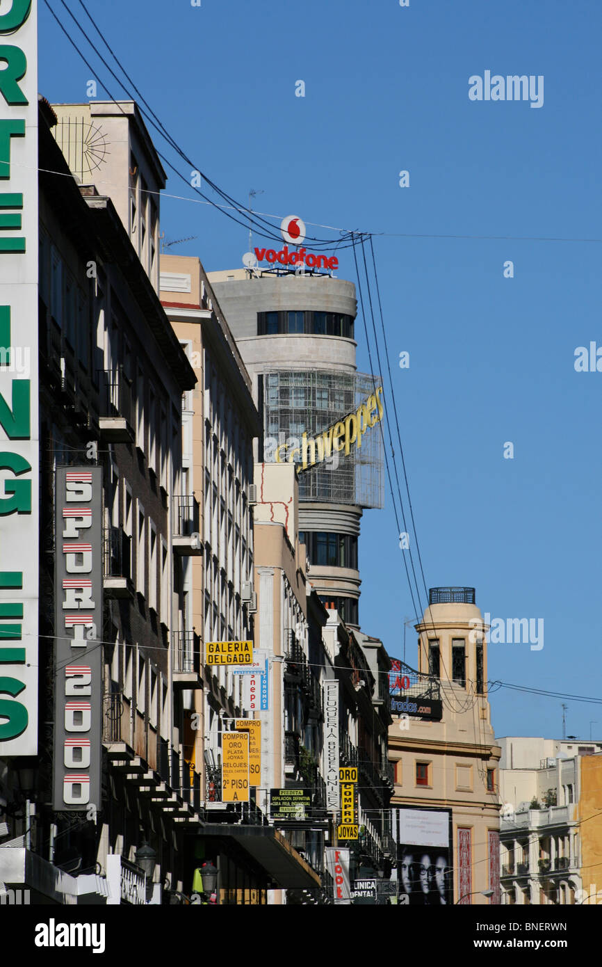 Afficher le long de la Gran Via à l'hôtel Vincci Capitol (un immeuble Art Déco avec le Schweppes logo en haut) à Madrid Banque D'Images