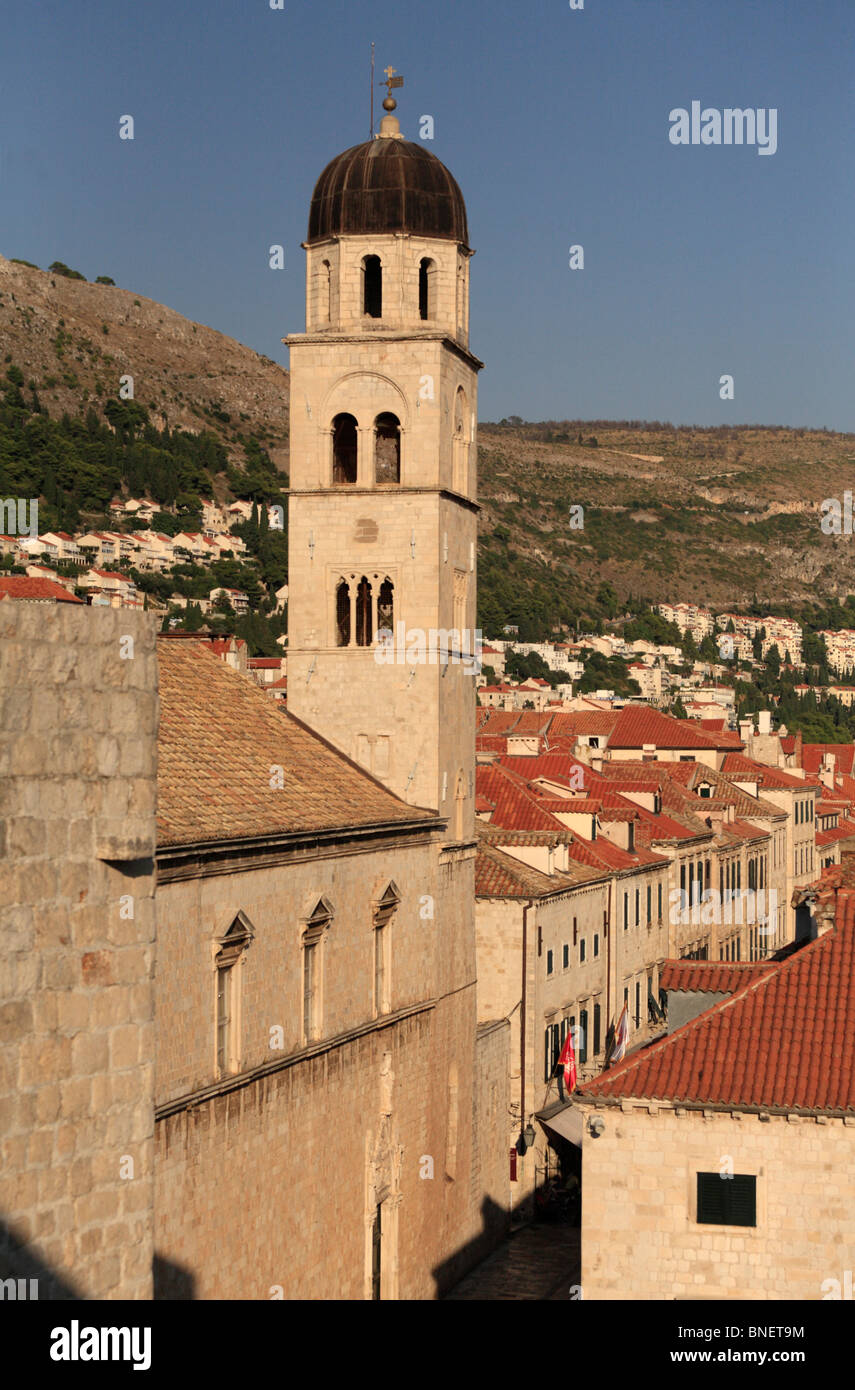 Vue sur le sol en terre cuite rouge toits de Dubrovnik Croatie du mur de la ville Tour du monastère franciscain Banque D'Images