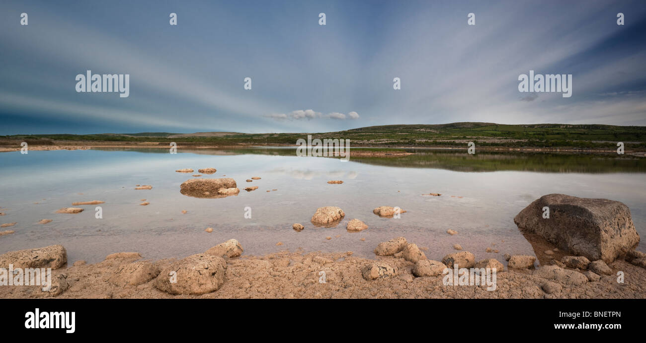 Gortllecka lake, près de Mullaghmore, dans le Parc National de Burren, Co Clare, Ireland Banque D'Images