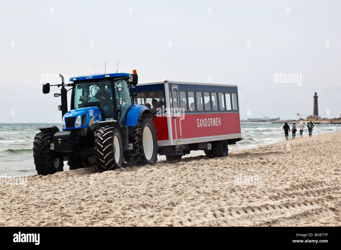 Groupe de gens qui marchent sur la plage de sable à Skagen au Danemark Banque D'Images