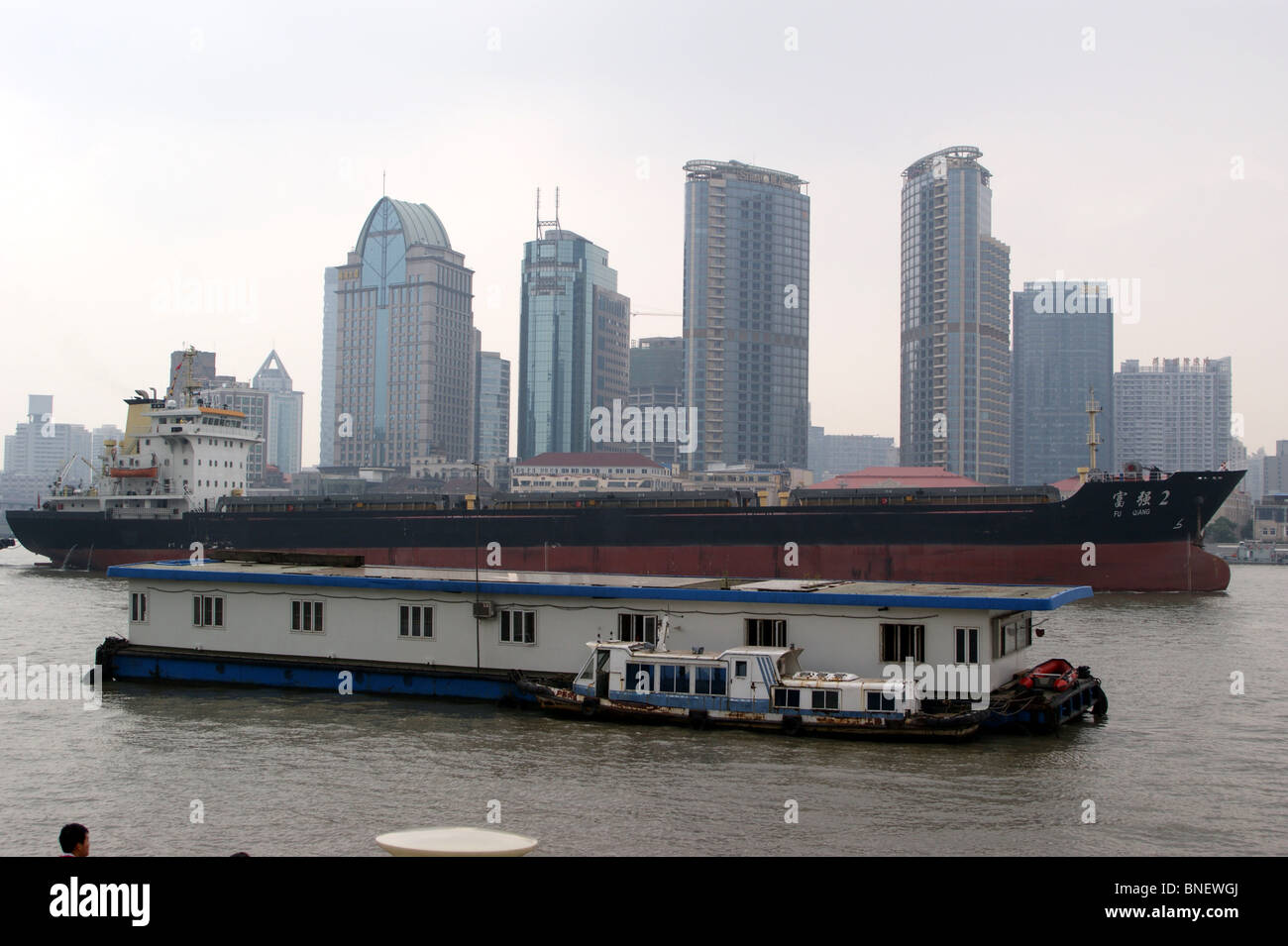 Bateau sur le fleuve Huangpu à partir du district de Pudong, Shanghai, Chine Banque D'Images