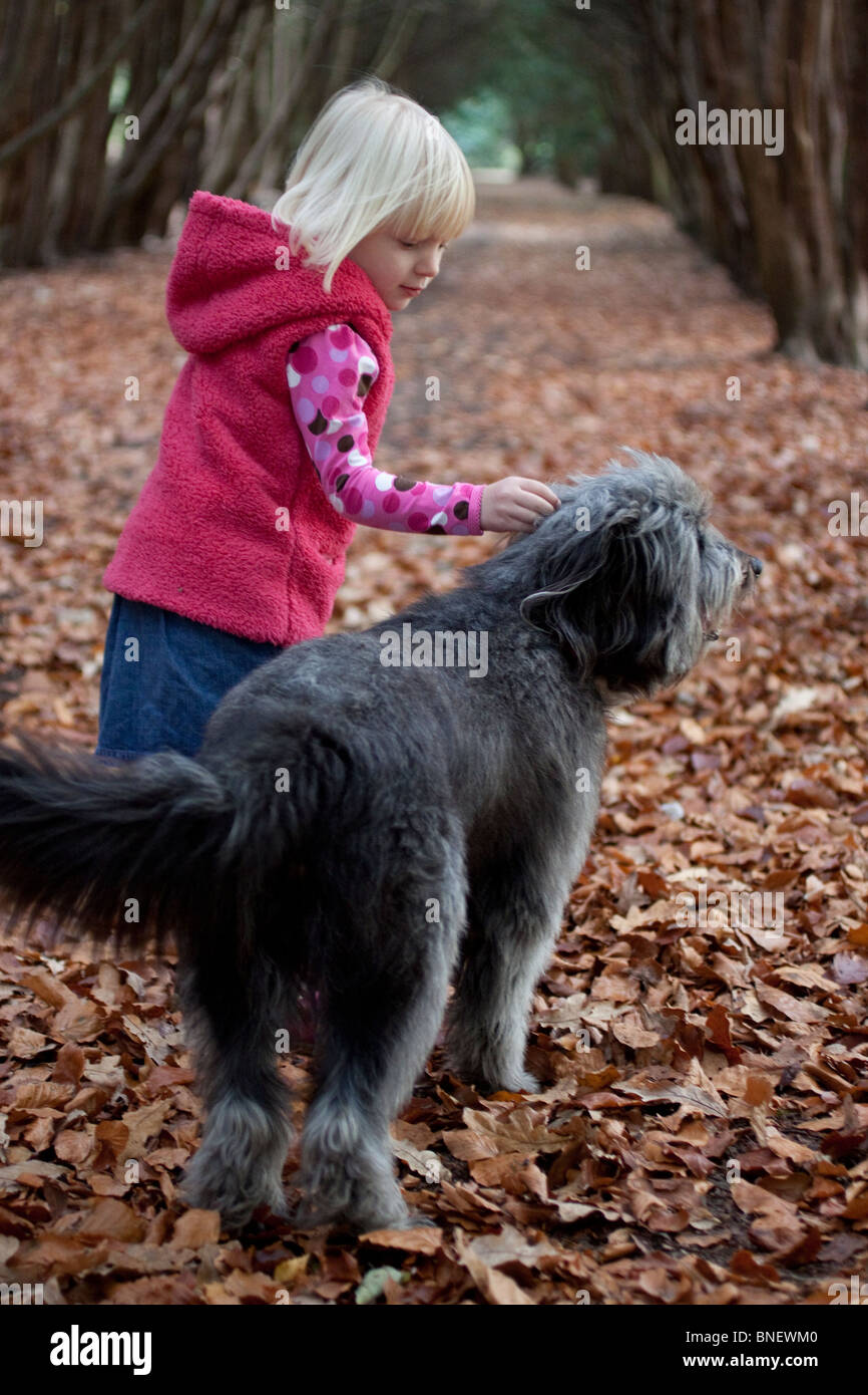 L'automne à pied avec des enfants Banque D'Images