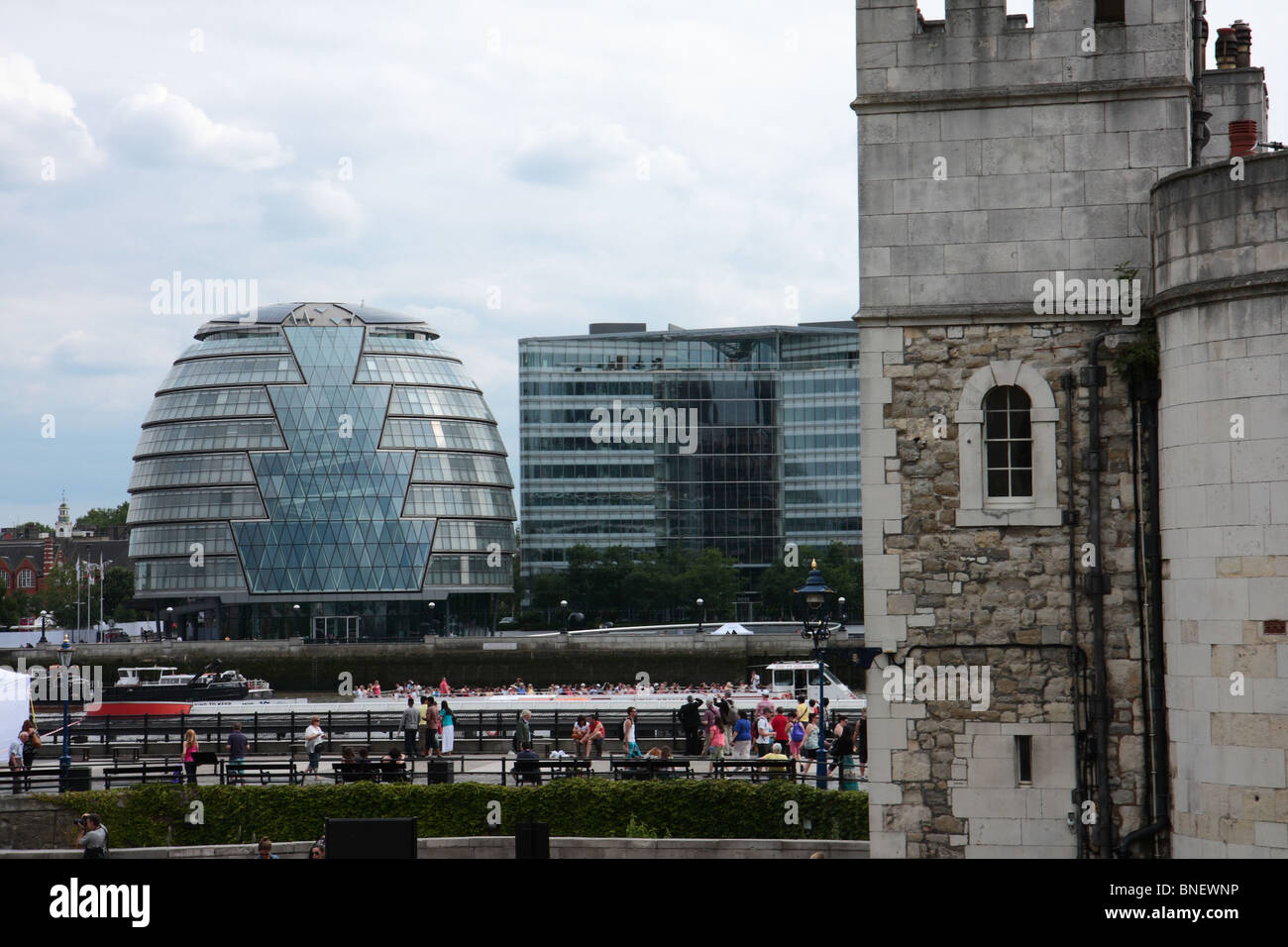 Anciennes et nouvelles - Tour de Londres et l'Hôtel de Ville Banque D'Images