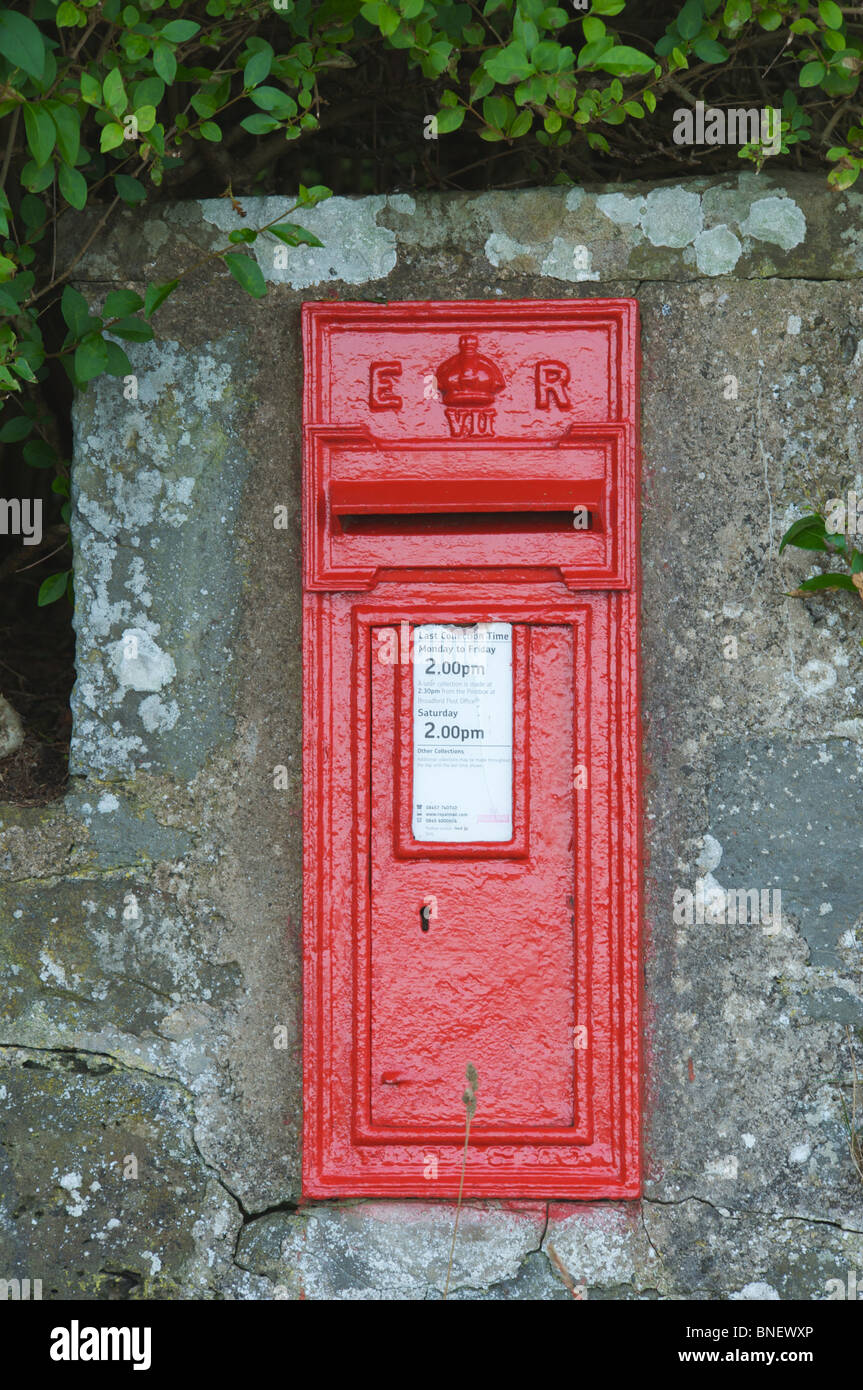 Une boîte aux lettres rouge situé dans un mur de pierre à Broadford sur l'île de Skye, Écosse Hébrides intérieures. Banque D'Images