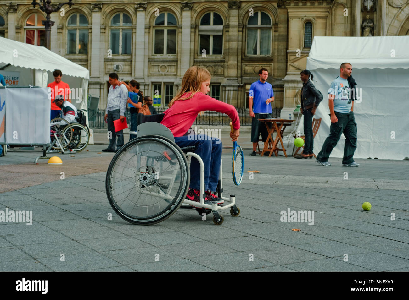 Paris, France, Journée des sports handicapés, français occupé, lycéens jouant au tennis, fauteuils roulants, exercices pour besoins spéciaux, dans la rue, enseignement du sport aux enfants, jeune adolescente française Banque D'Images