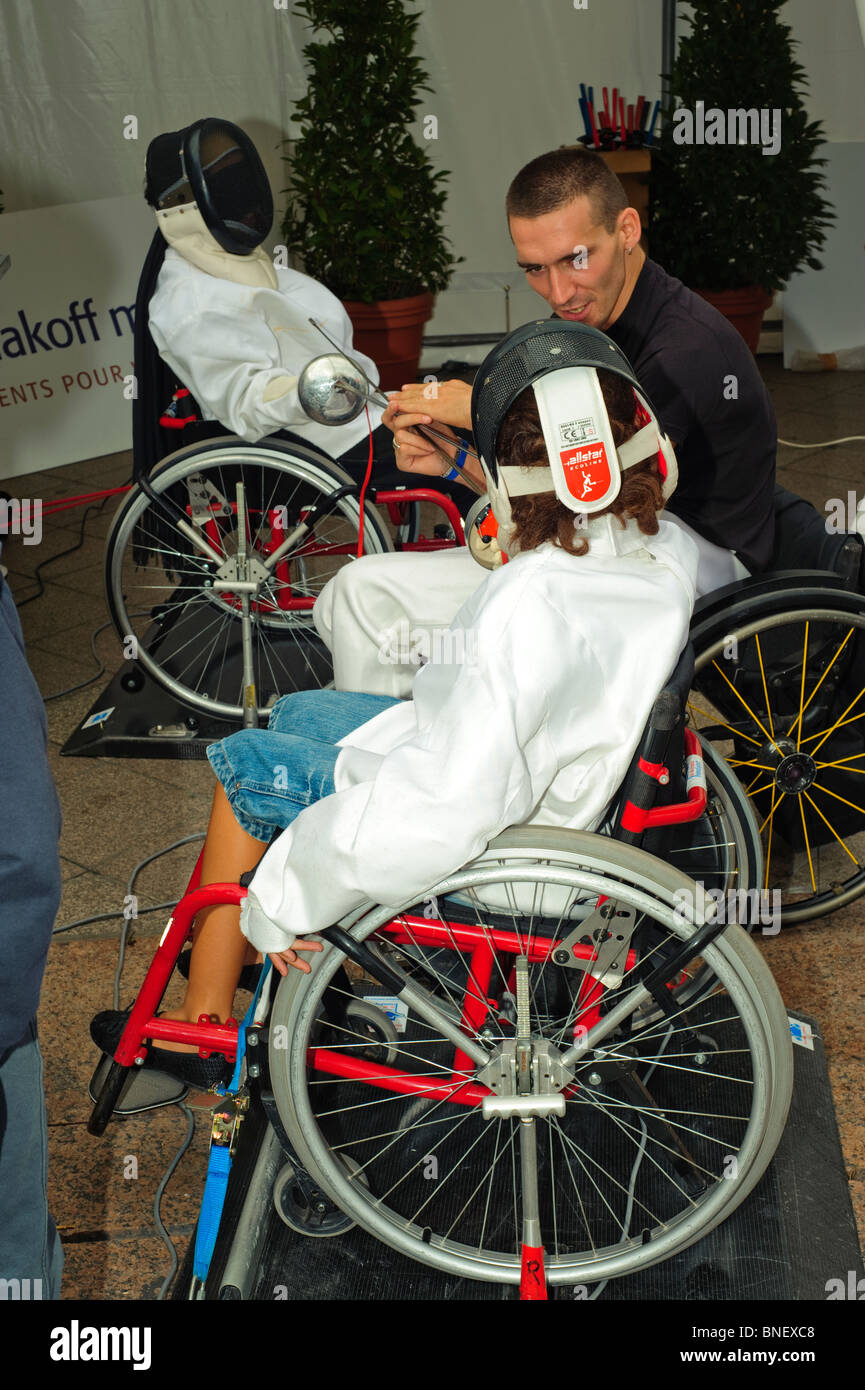 Paris, France, Journée des sports handicapés, Eadolescents du lycée qui apprennent l'escrime en chaise de roue, exercice pour besoins spéciaux Banque D'Images