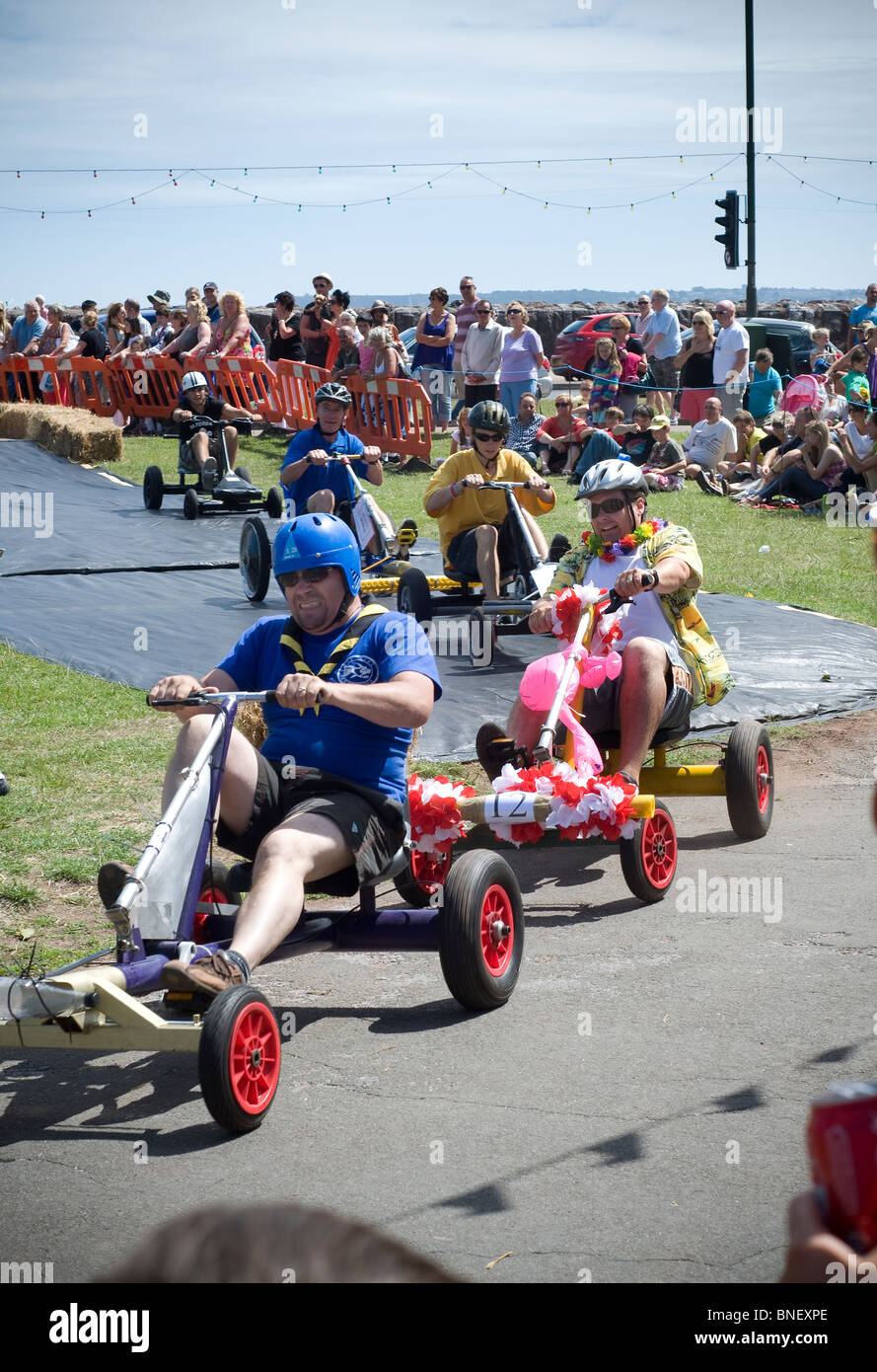 Go-carting,ensoleillé,bottes de foin,mer,course,Torquay Banque D'Images