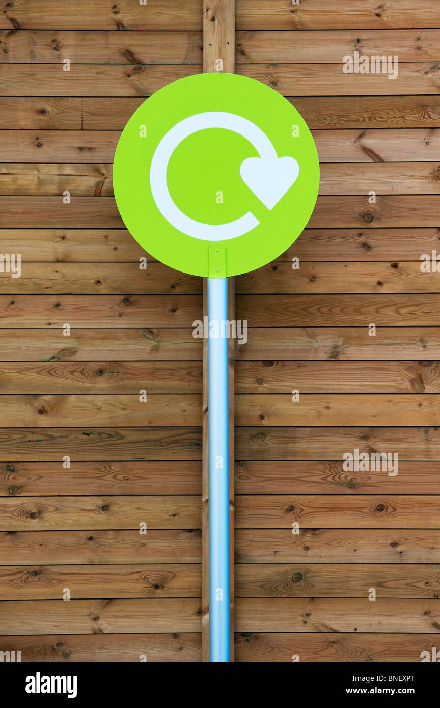 Réutilisez le signe contre du lambris dans un supermarché en Angleterre Banque D'Images