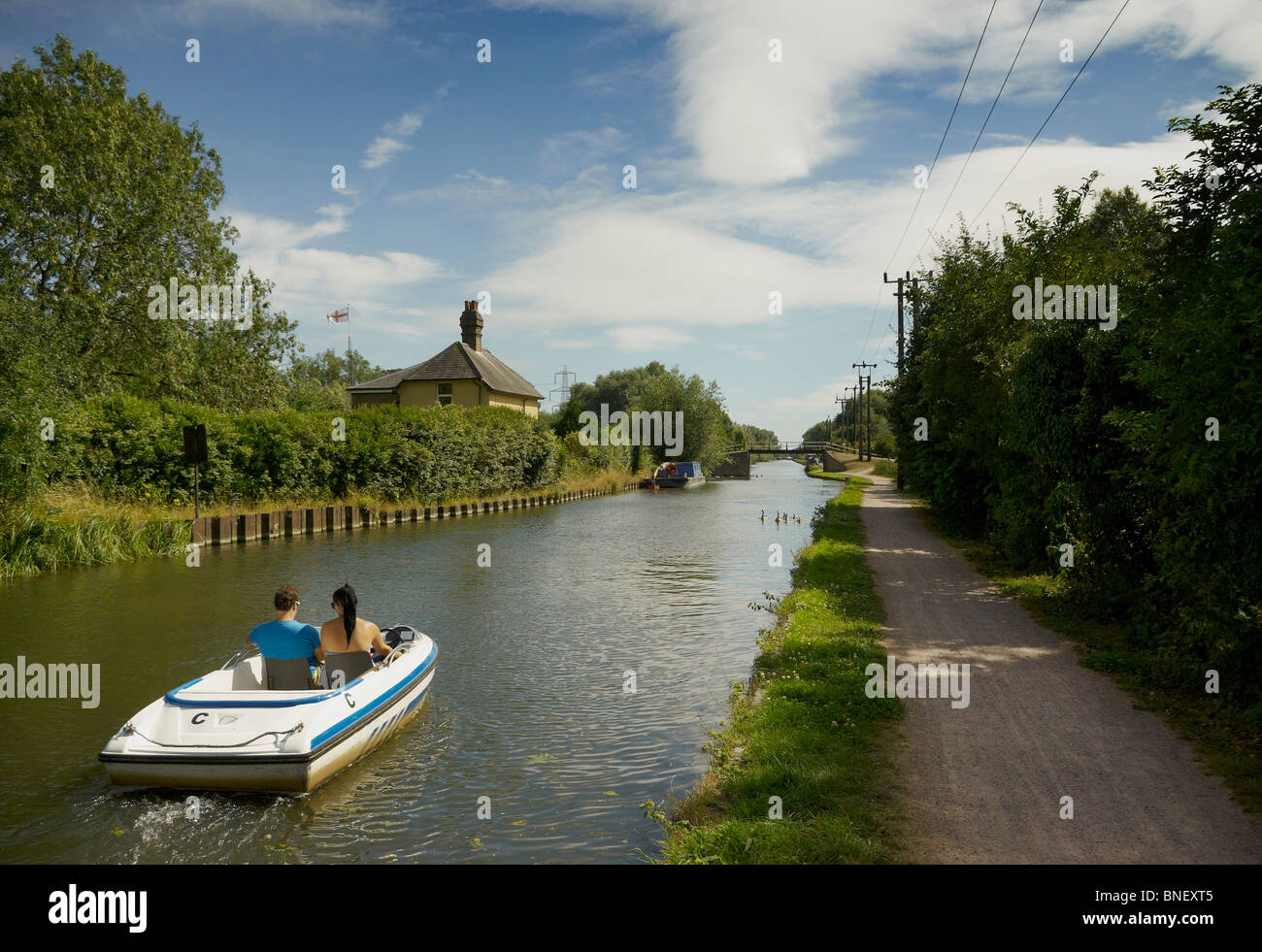 Petit bateau à moteur sur la rivière Lea Angleterre Essex Navigation Banque D'Images Petit bateau à moteur sur la rivière Lea Angleterre Essex Navigation Banque D'Images