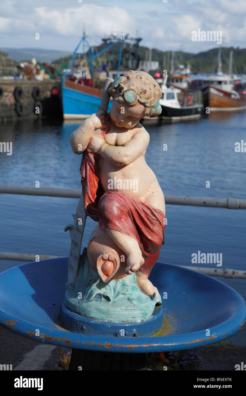 La statue présentée en 1888 à Tobermory sur le front avec le port derrière. Banque D'Images