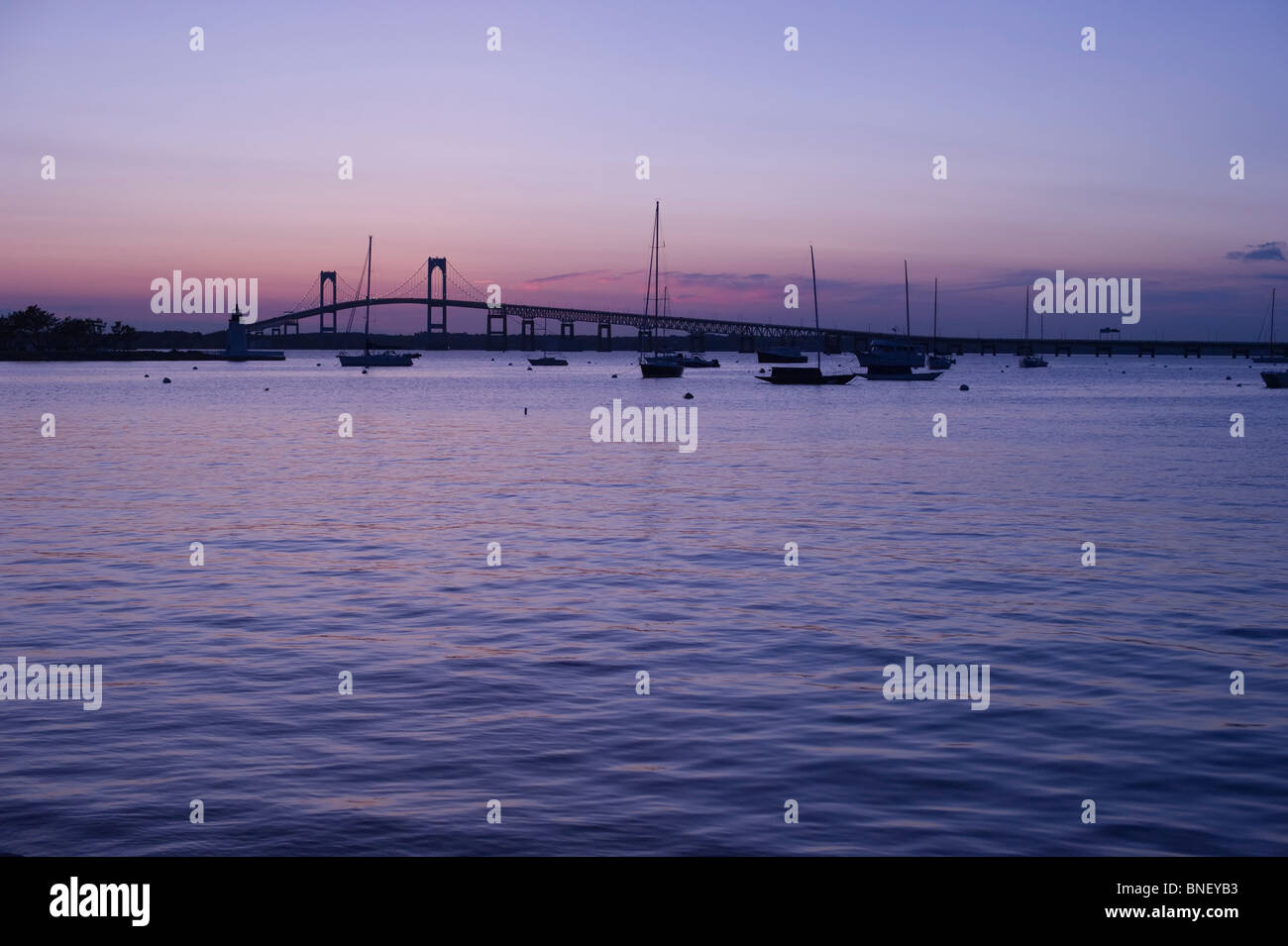 C'est la Jamestown ou Pell Pont entre Newport Rhode Island Rhode Island et Jamestown, juste après le coucher du soleil. Banque D'Images